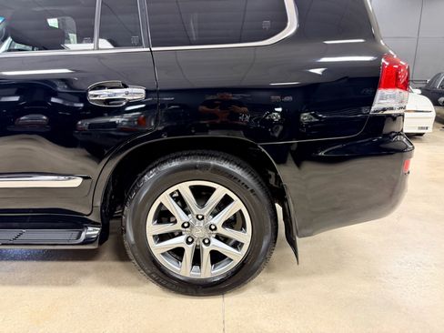 Used 2015 Lexus LX 570 4WD w/ Luxury Package image 19