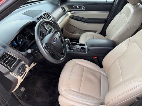 Used 2018 Ford Explorer XLT w/ Equipment Group 202A image 10