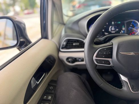 Used 2024 Chrysler Pacifica Limited FWD image 7