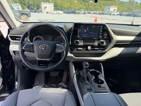 Used 2020 Toyota Highlander LE AWD/4WD image 12