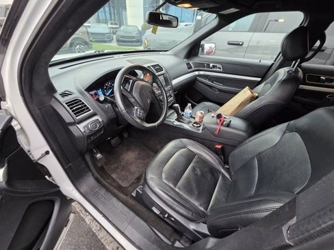 Used 2017 Ford Explorer XLT w/ Equipment Group 202A image 2