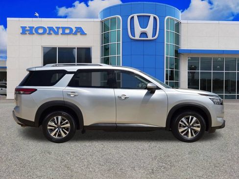 Used 2025 Nissan Pathfinder SL FWD image 2