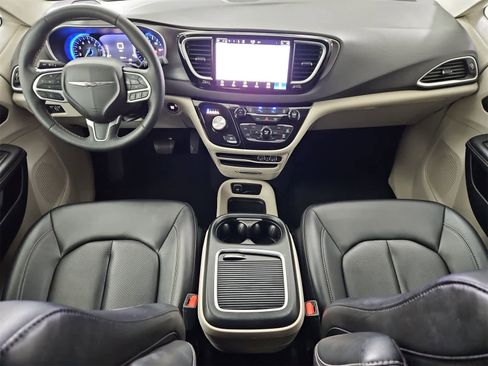 Used 2024 Chrysler Pacifica Touring-L image 15