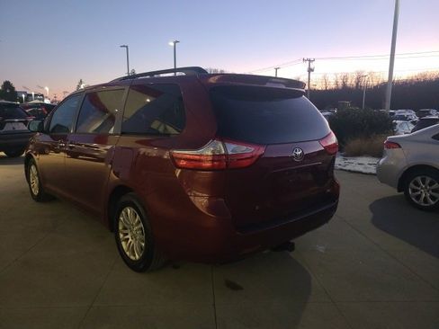 Used 2017 Toyota Sienna XLE image 5