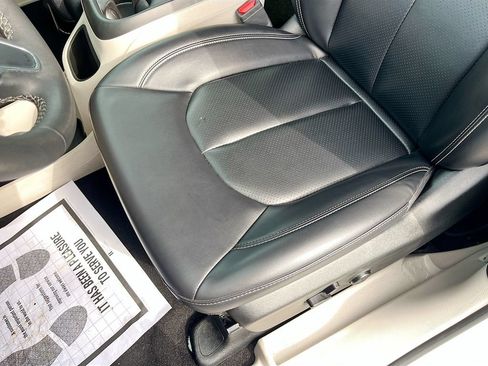 Certified 2023 Chrysler Pacifica Touring-L FWD image 18