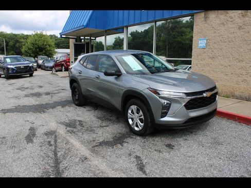 Used 2024 Chevrolet Trax LS FWD image 1