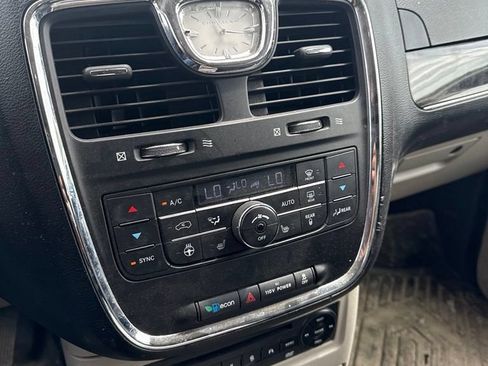 Used 2012 Chrysler Town & Country Touring-L w/ Trailer Tow Group FWD image 14