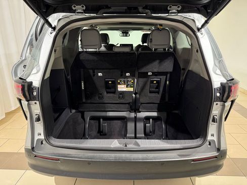 Used 2023 Toyota Sienna XLE image 12