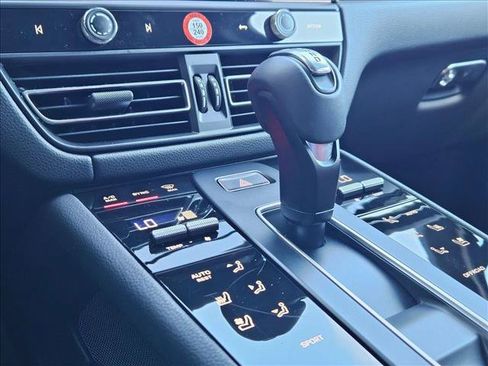Used 2025 Porsche Macan AWD/4WD image 9