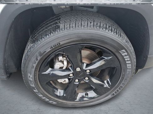 Used 2023 Jeep Grand Cherokee Altitude image 7