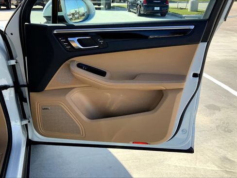 Used 2017 Porsche Macan image 21