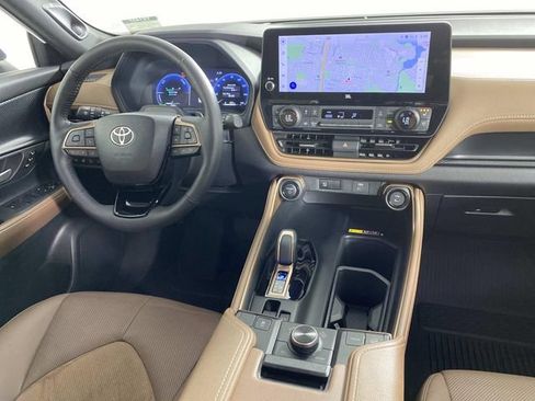 Used 2025 Toyota Grand Highlander AWD Hybrid image 15