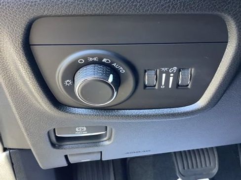 Used 2023 Jeep Grand Cherokee Laredo AWD/4WD image 27