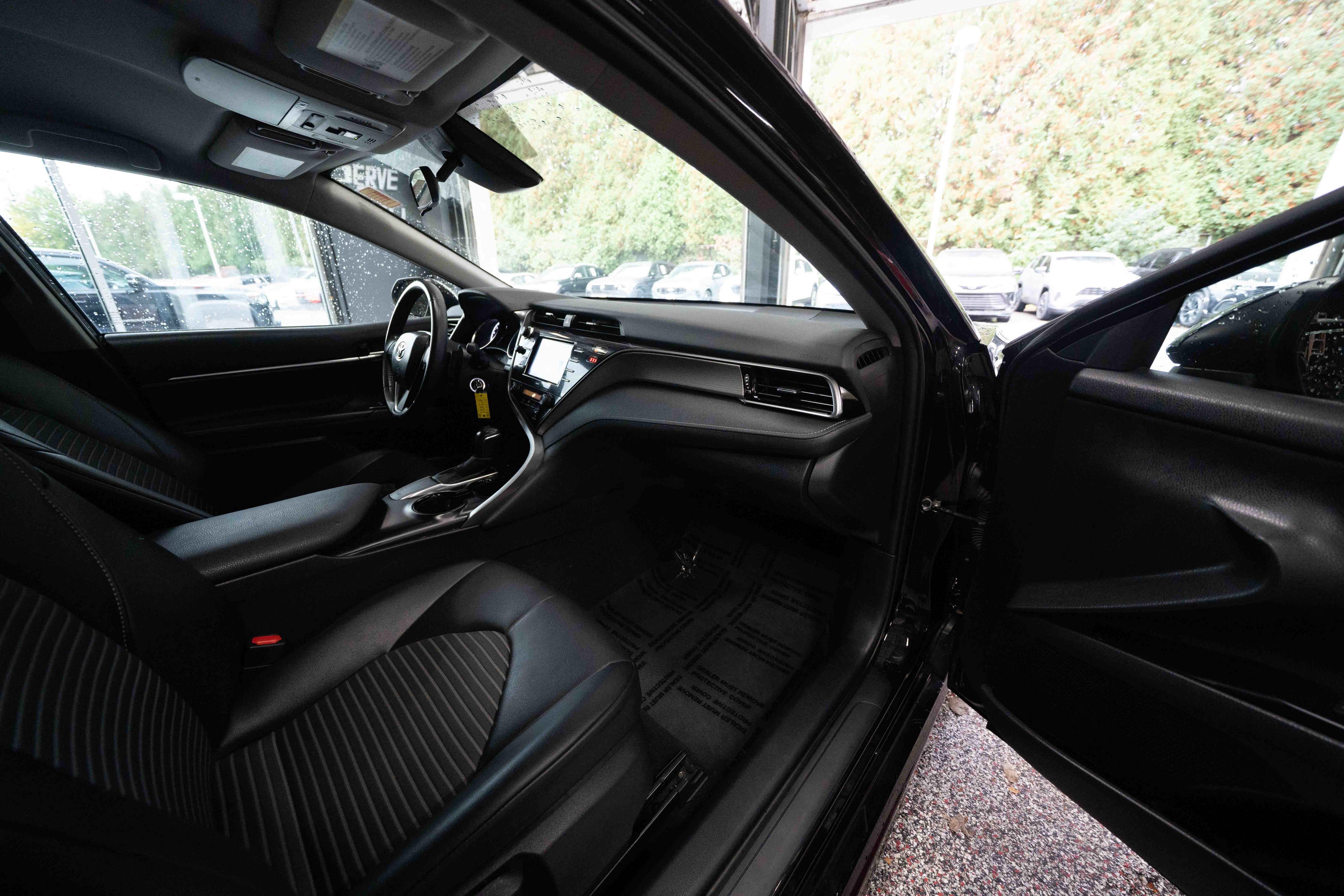 Used 2020 Toyota Camry SE FWD image 25