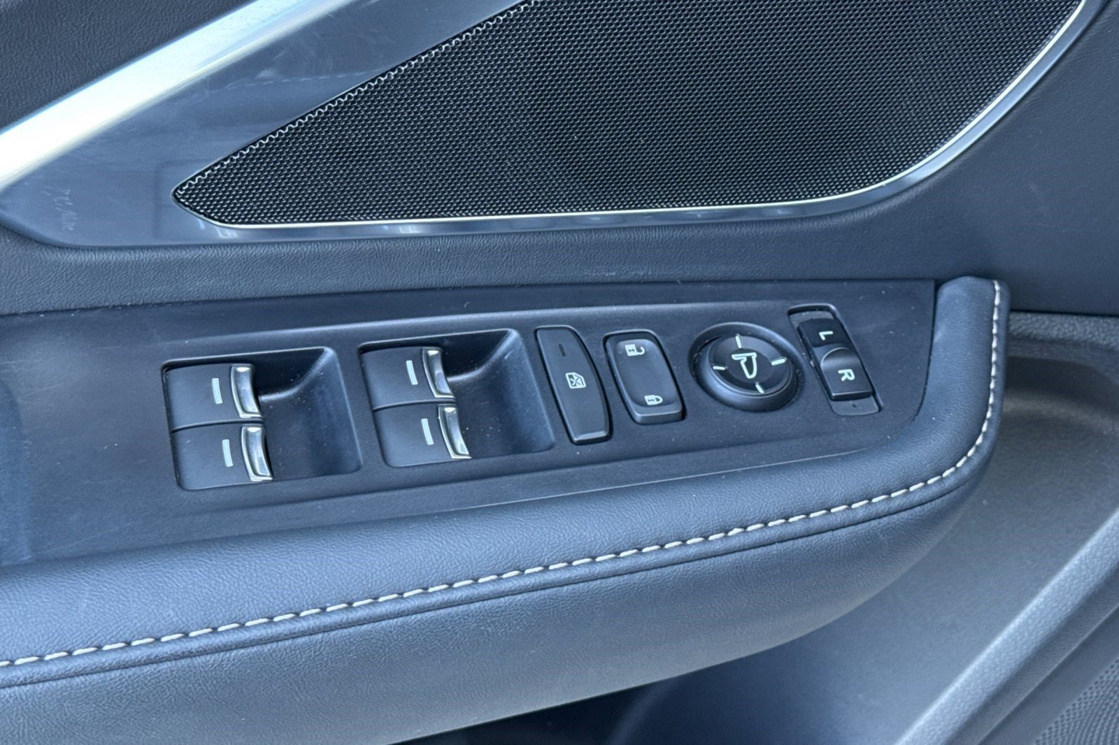 Used 2025 Acura RDX SH-AWD image 14