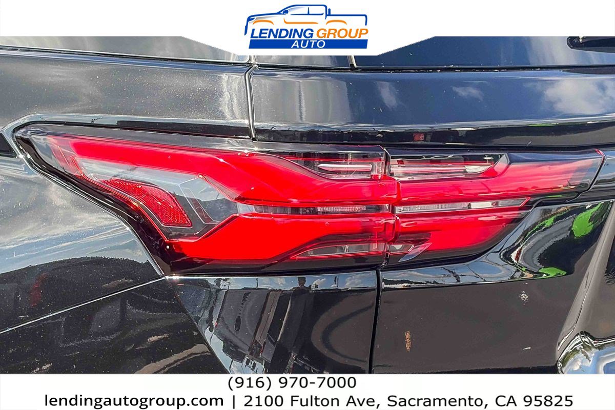 Used 2023 Chevrolet Traverse LT FWD image 8