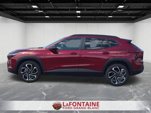 Used 2024 Chevrolet Trax RS FWD image 2