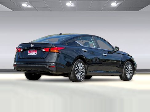 Used 2025 Nissan Altima 2.5 SV FWD image 8