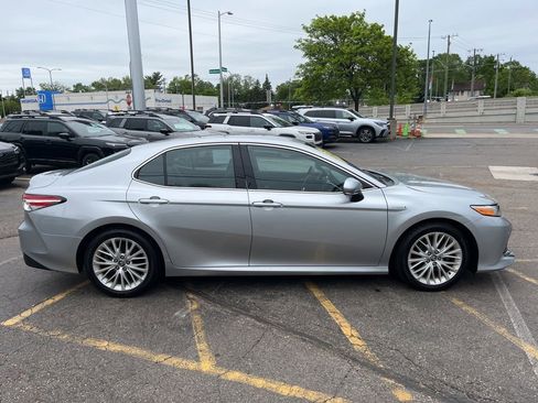 Used 2018 Toyota Camry XLE FWD image 4
