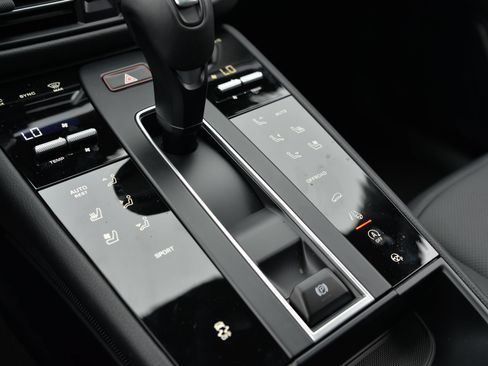 Certified 2026 Porsche Macan AWD/4WD image 28