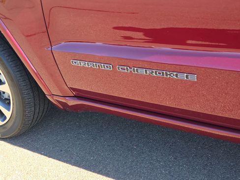 Used 2018 Jeep Grand Cherokee Overland AWD/4WD image 15