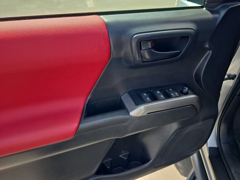 Certified 2022 Toyota Tacoma SR5 AWD/4WD image 11