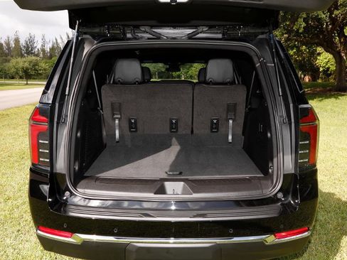 Used 2025 Chevrolet Suburban LS RWD image 25
