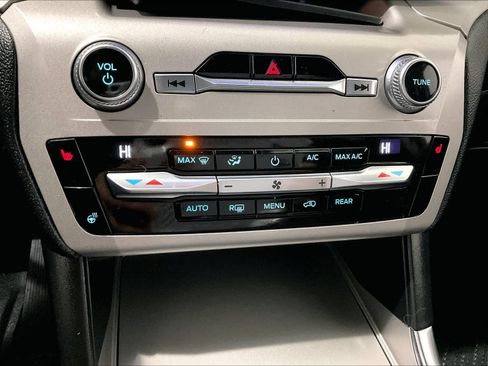 Used 2021 Ford Explorer XLT w/ Equipment Group 202A image 26