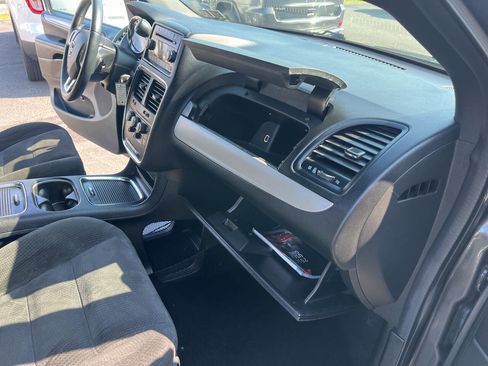 Used 2016 Dodge Grand Caravan SXT w/ UConnect Hands-Free Group FWD image 30