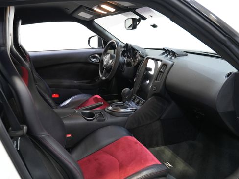 Used 2020 Nissan 370Z NISMO image 32
