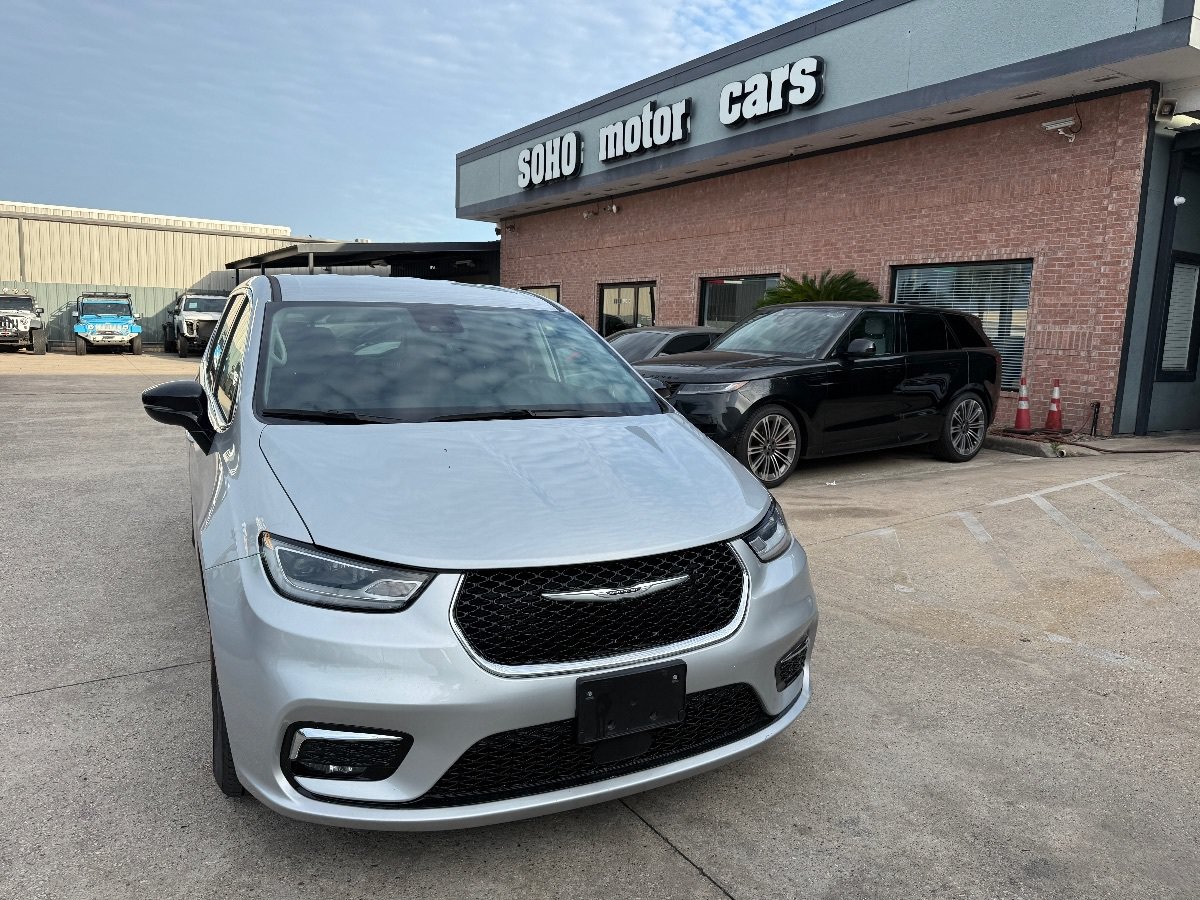 Used 2024 Chrysler Pacifica Touring-L FWD image 8