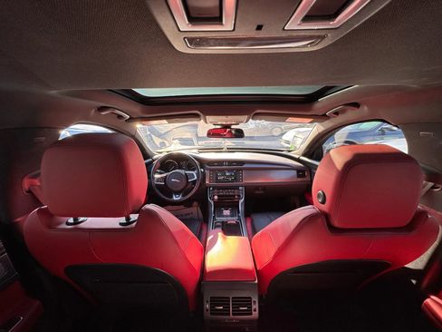 Used 2016 Jaguar XF S image 20