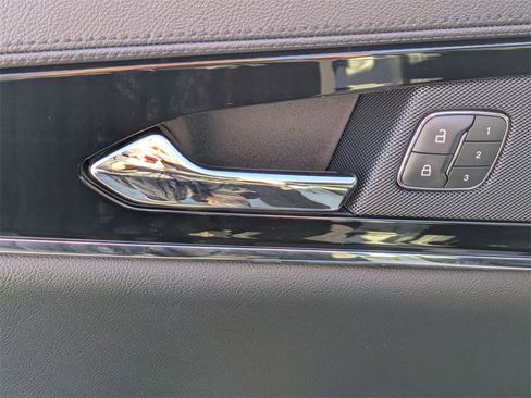 Used 2022 Lincoln Nautilus Reserve image 11