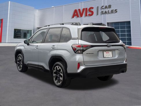 Used 2025 Subaru Forester Premium image 3