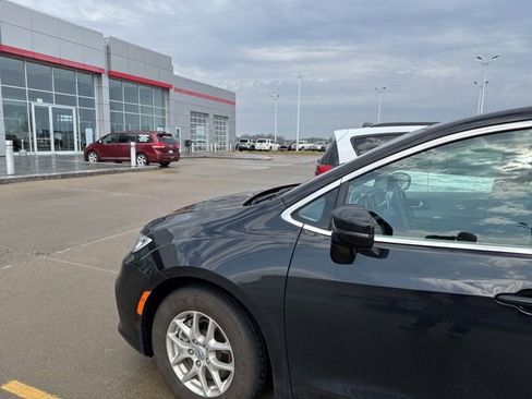 Used 2024 Chrysler Pacifica Touring-L image 35