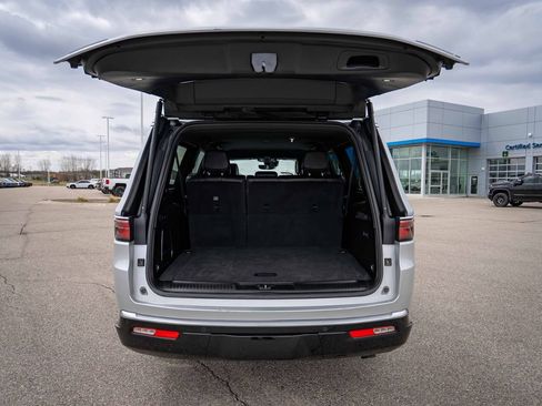Used 2023 Jeep Wagoneer L Series II AWD/4WD image 14