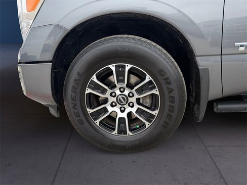 Used 2024 Nissan Titan SV w/ SV Convenience Package image 9