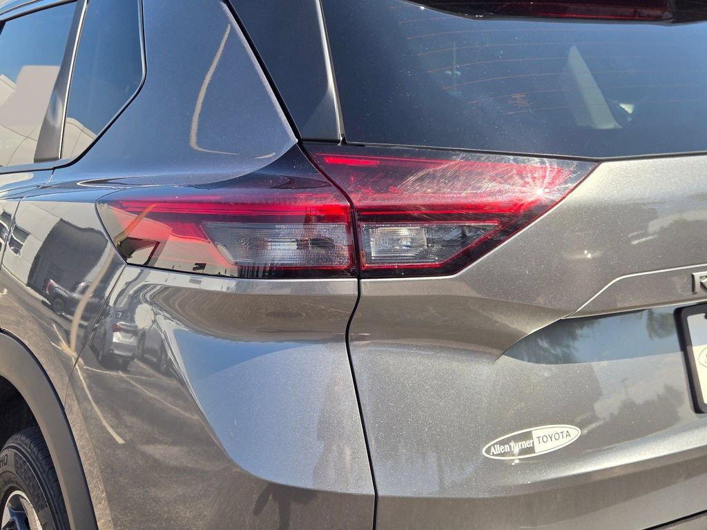 Used 2025 Nissan Rogue SV FWD image 9