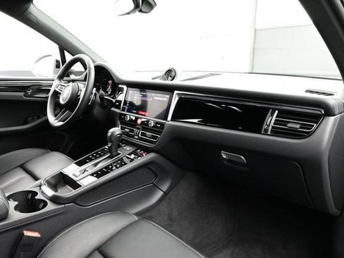 Certified 2025 Porsche Macan AWD/4WD image 19