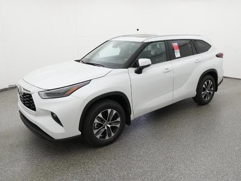 New 2026 Toyota Highlander XLE image 1
