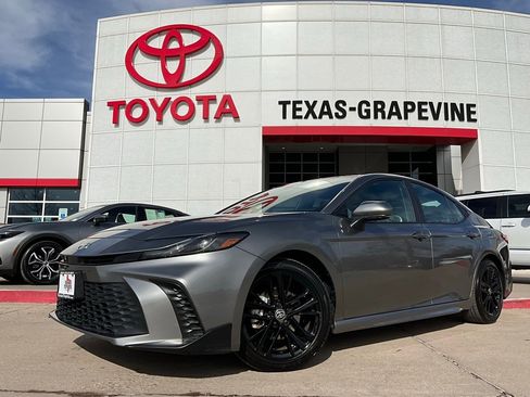 Used 2025 Toyota Camry SE image 2