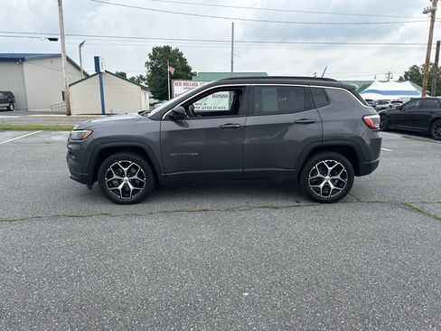 Used 2024 Jeep Compass Limited AWD/4WD image 2