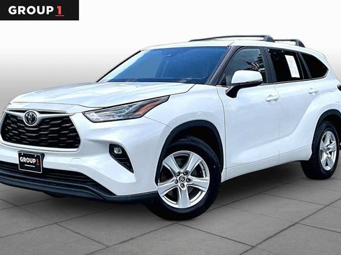 Used 2023 Toyota Highlander LE FWD image 1