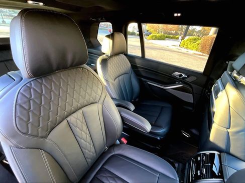 Used 2025 BMW X7 M60i image 19