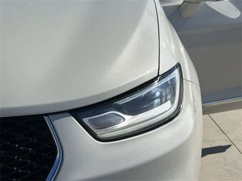 Used 2021 Chrysler Pacifica Limited w/ Uconnect Theater Family Group image 24