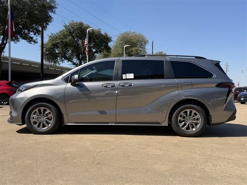 New 2026 Toyota Sienna XLE image 6