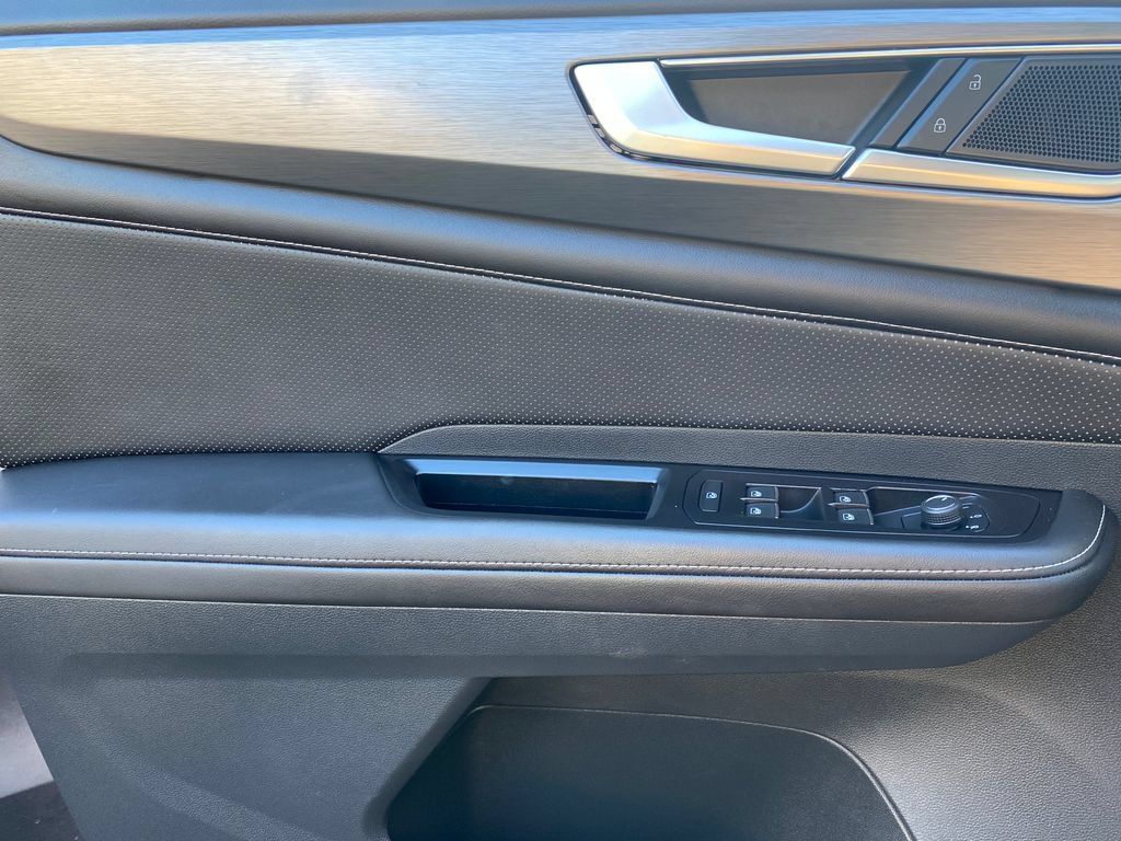 Used 2025 Volkswagen Atlas Cross Sport SE FWD image 31