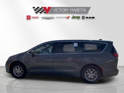 Used 2025 Chrysler Pacifica Select image 2