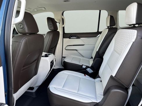 Used 2025 GMC Acadia Denali w/ Super Cruise Package image 5