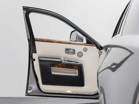 Used 2010 Rolls-Royce Ghost image 39